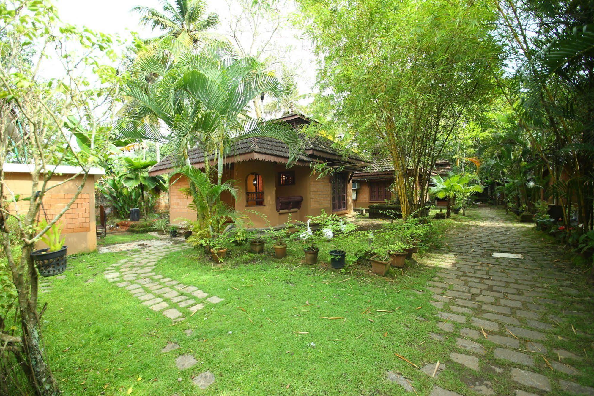 Pagoda Resorts Alappuzha Esterno foto